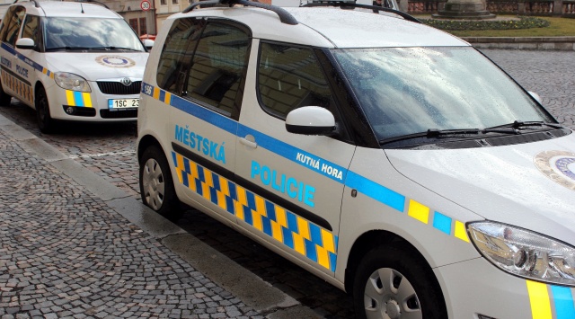 Tříletý chlapec v pyžámku si v noci odemkl a vyrazil na výlet. Městská policie ho na upozornění občanů nalezla a předala šťastným rodičům