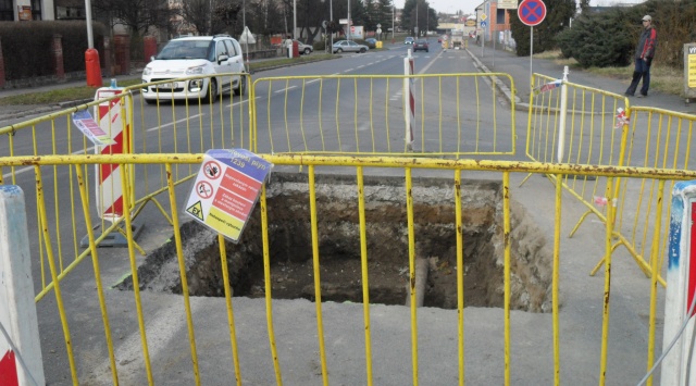 Dvě objemné jámy v Masarykově ulici v Kutné Hoře