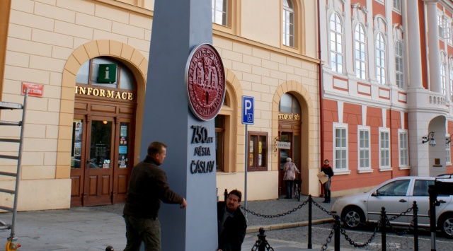 Sloup před vchodem do informačního střediska připomíná letošní výročí města