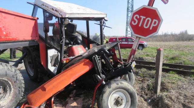 Traktor vjel na nechráněný železniční přejezd a střetl se s vlakovou soupravou