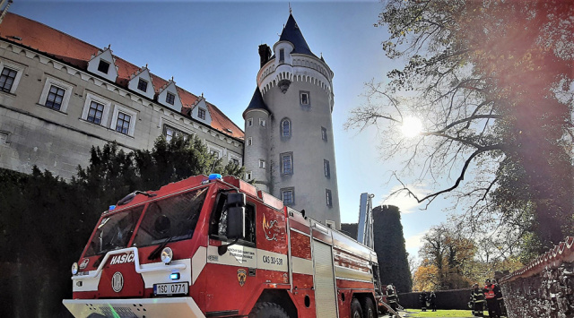 Cvičný požár v žlebském zámku: Jednotky ze tří krajů